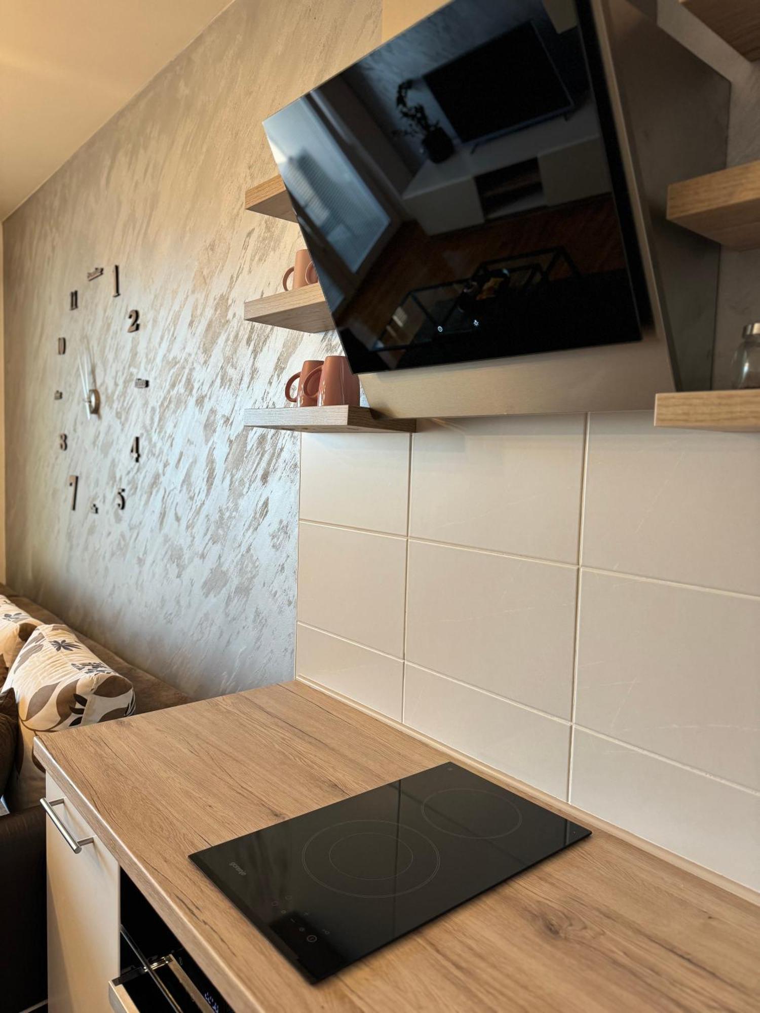 Sunray Apartman โปชาเรวัซ ภายนอก รูปภาพ
